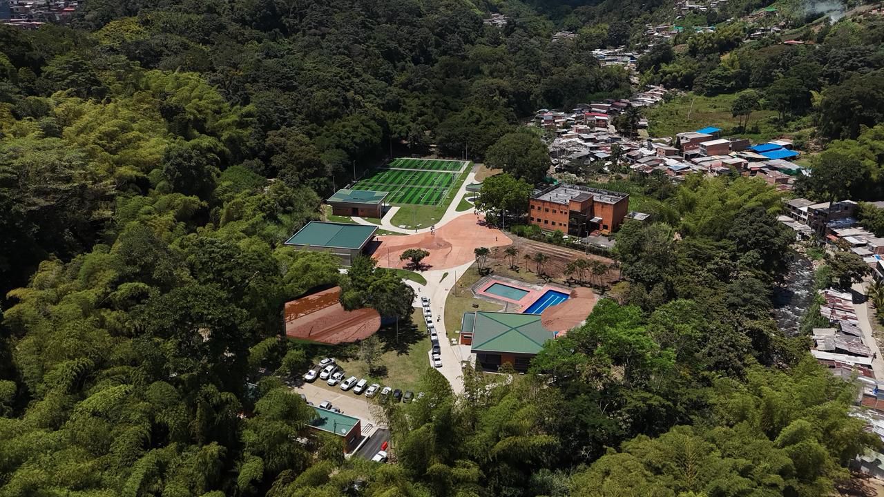 El manual ya no se limita únicamente a proyectos, sino que también incorpora el enfoque de programas, estableciendo una diferenciación clara entre ambos conceptos.