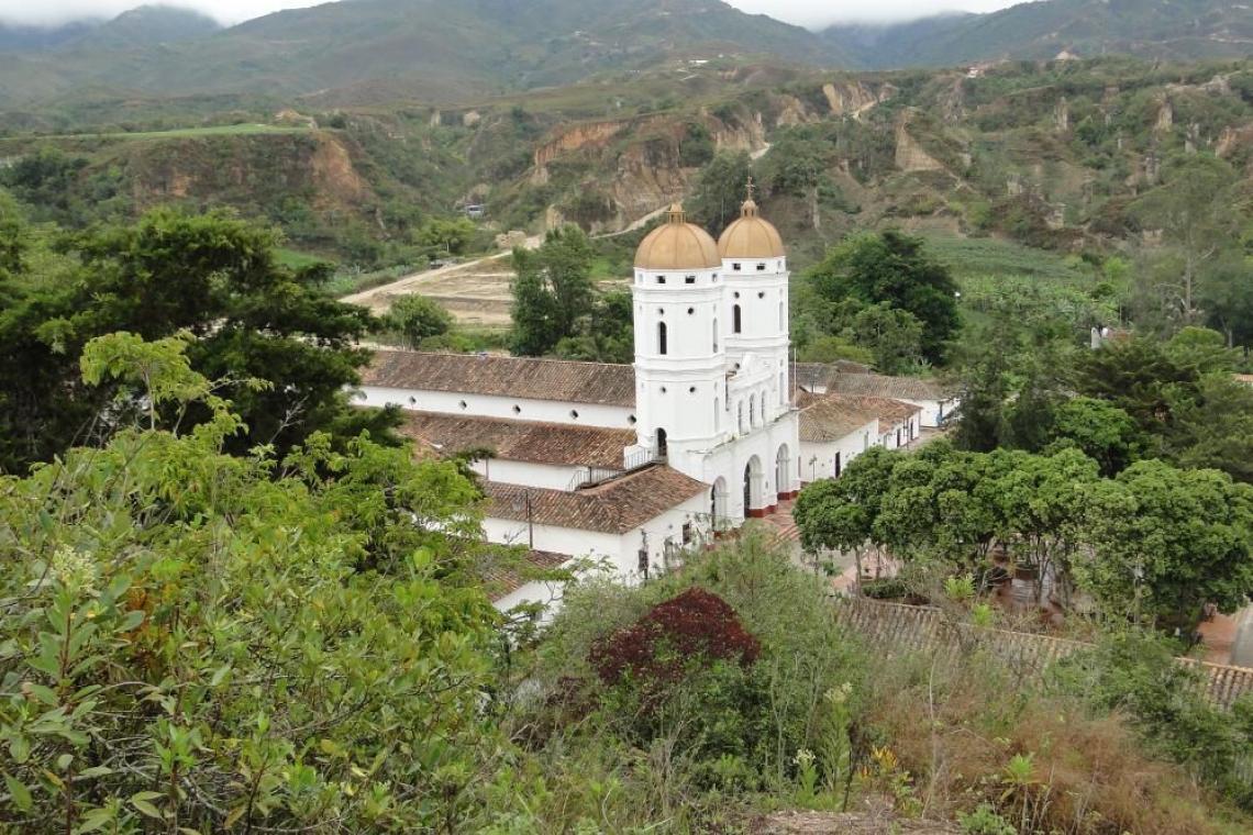 Pie de foto: Los Pueblos Patrimonio se benefician de estrategias de promoción turística diferenciadas.  Foto: "Iglesia en medio de la naturaleza", Adriana Sánchez. La Playa de Belén, Norte de Santander.