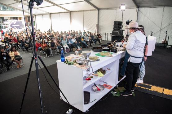 La carpa Colombia a la Mesa “Libros para Comer” vuelve a la Feria Internacional del Libro en Bogotá